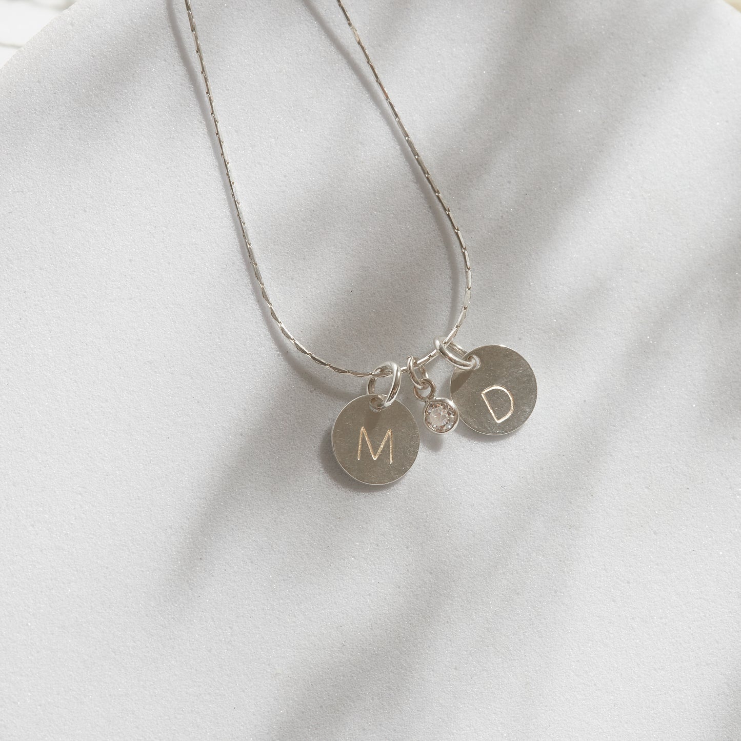 COLLAR PERSONALIZADO INICIAL PLACA (CADENA A ELECCIÓN)