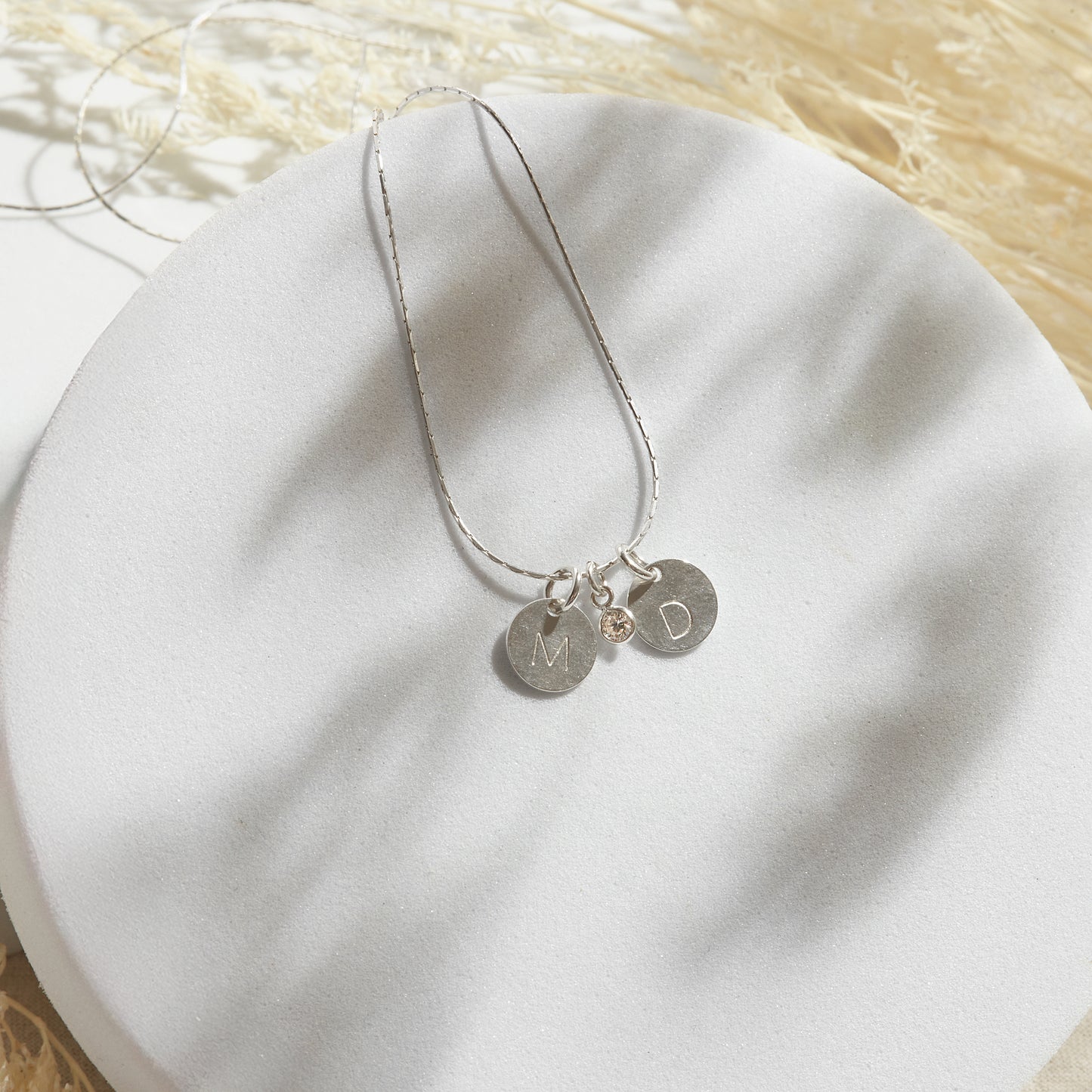 COLLAR PERSONALIZADO INICIAL PLACA (CADENA A ELECCIÓN)