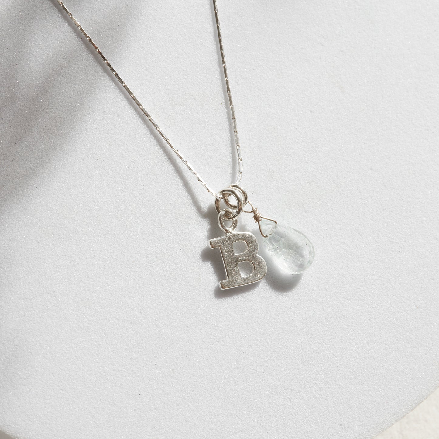 COLLAR PERSONALIZADO INICIAL FORMA (CADENA A ELECCIÓN)