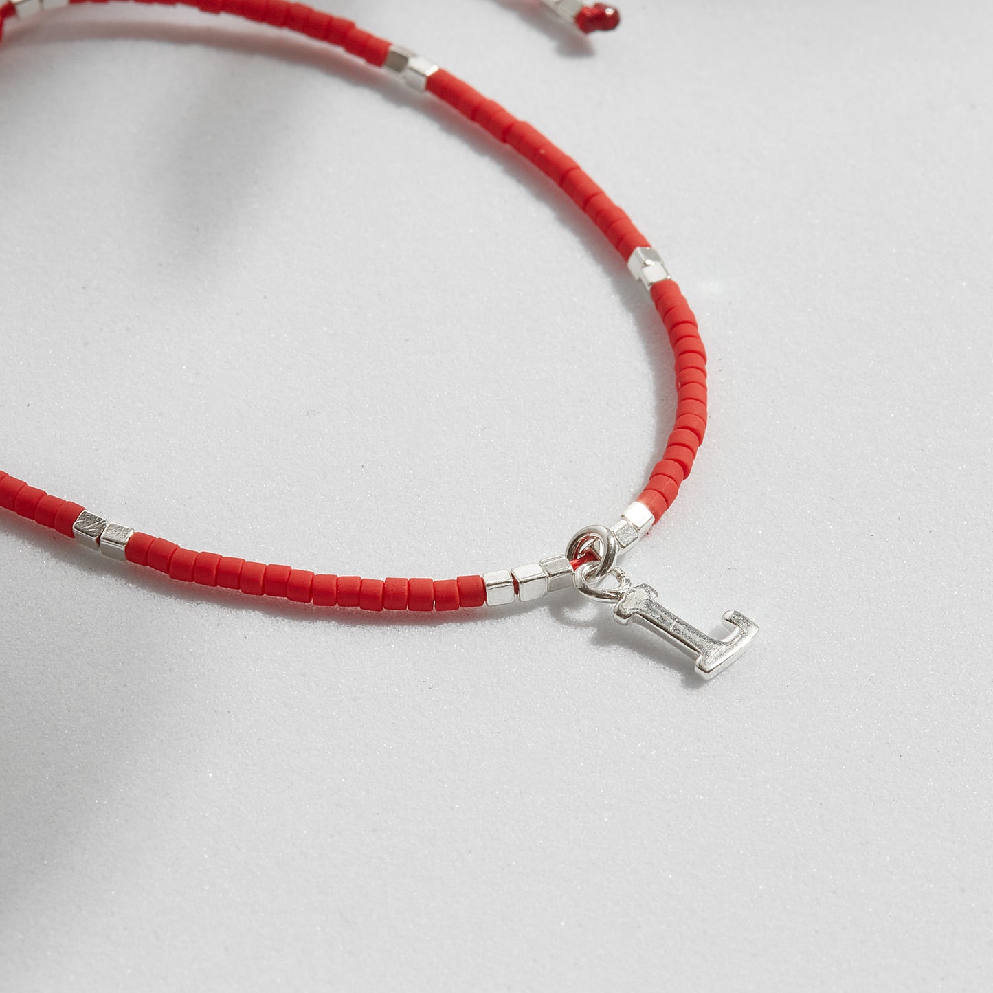 PULSERA ROJA AJUSTABLE INICIAL FORMA