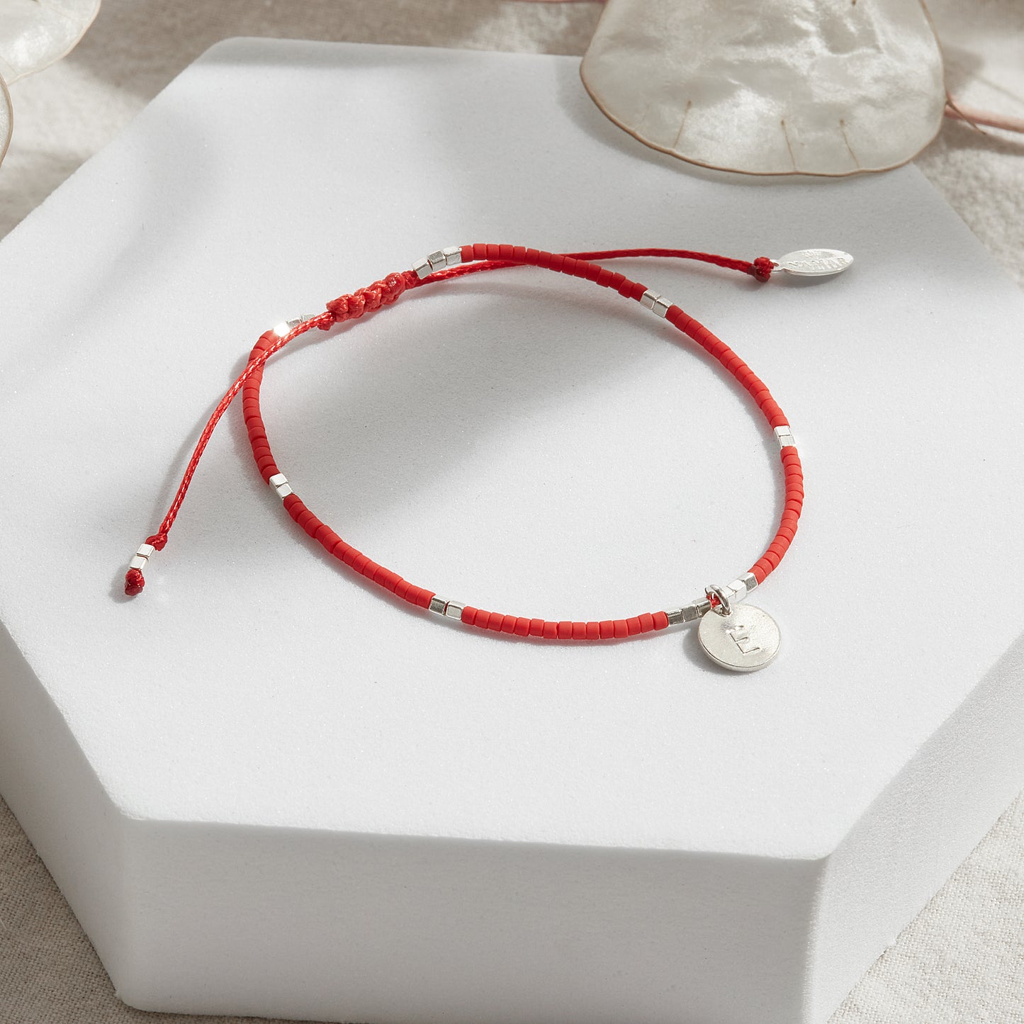 PULSERA ROJA AJUSTABLE INICIAL PLAQUITA