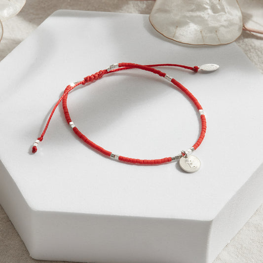 PULSERA ROJA AJUSTABLE INICIAL PLAQUITA
