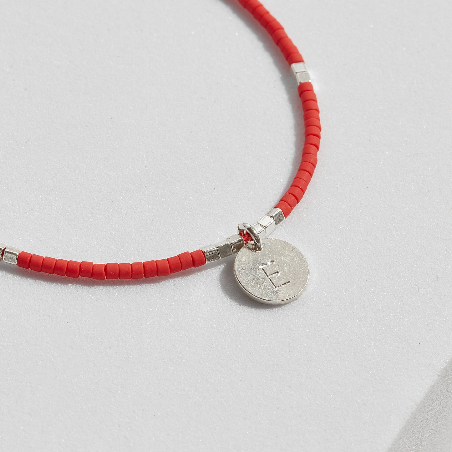 PULSERA ROJA AJUSTABLE INICIAL PLAQUITA