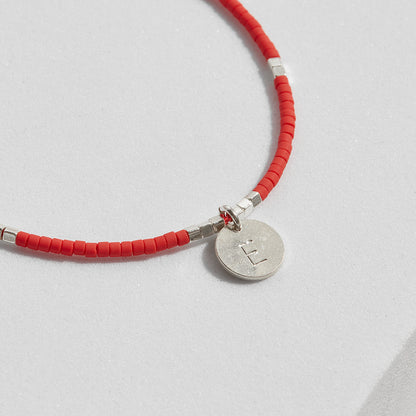 PULSERA ROJA AJUSTABLE INICIAL PLAQUITA