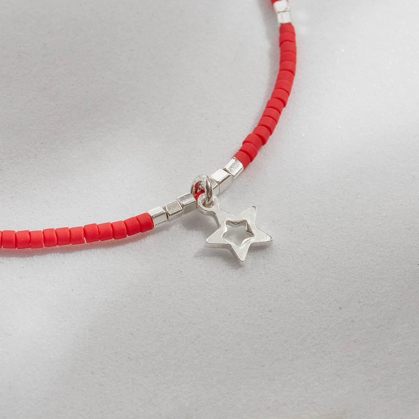 PULSERA ROJA AJUSTABLE DIJE A ELECCIÓN