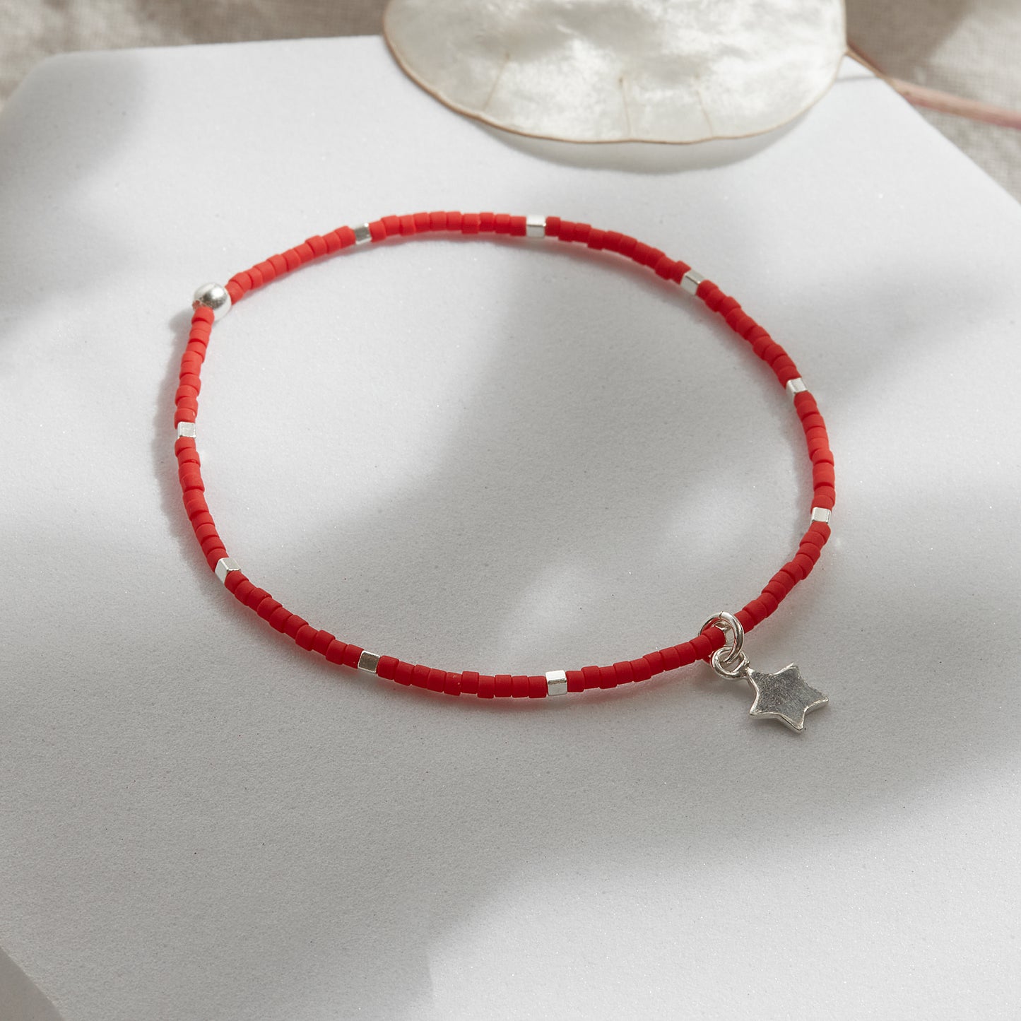 PULSERA ROJA ELASTICADA PLATA DIJE A ELECCIÓN