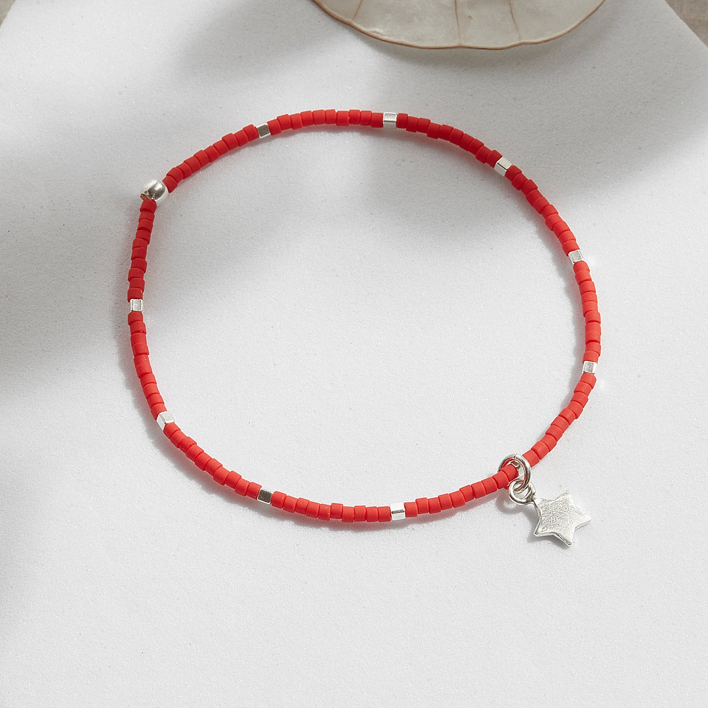 PULSERA ROJA ELASTICADA PLATA DIJE A ELECCIÓN