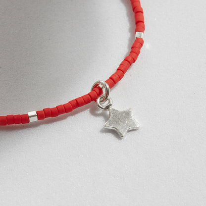 PULSERA ROJA ELASTICADA PLATA DIJE A ELECCIÓN