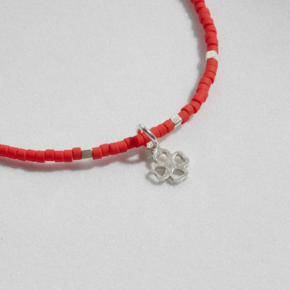 PULSERA ROJA ELASTICADA PLATA DIJE A ELECCIÓN