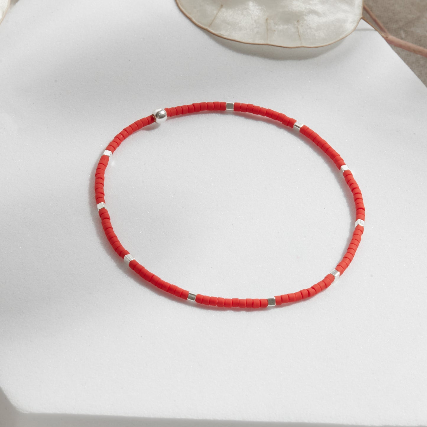 PULSERA ROJA ELASTICADA PLATA