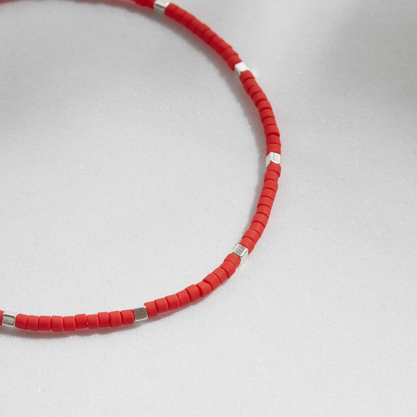 PULSERA ROJA ELASTICADA PLATA