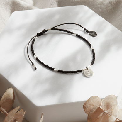 PULSERA NEGRA AJUSTABLE INICIAL PLAQUITA