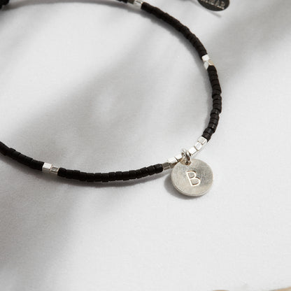 PULSERA NEGRA AJUSTABLE INICIAL PLAQUITA