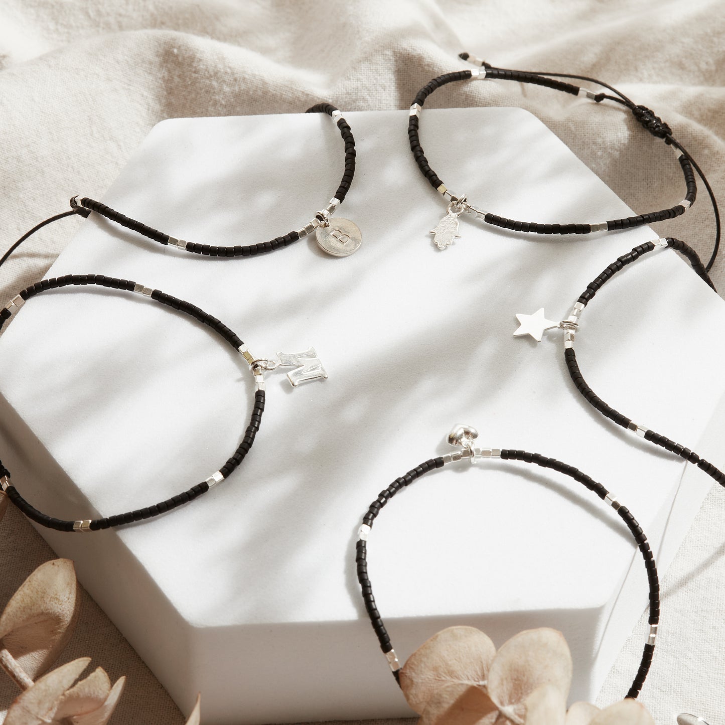 PULSERA NEGRA AJUSTABLE DIJE A ELECCIÓN