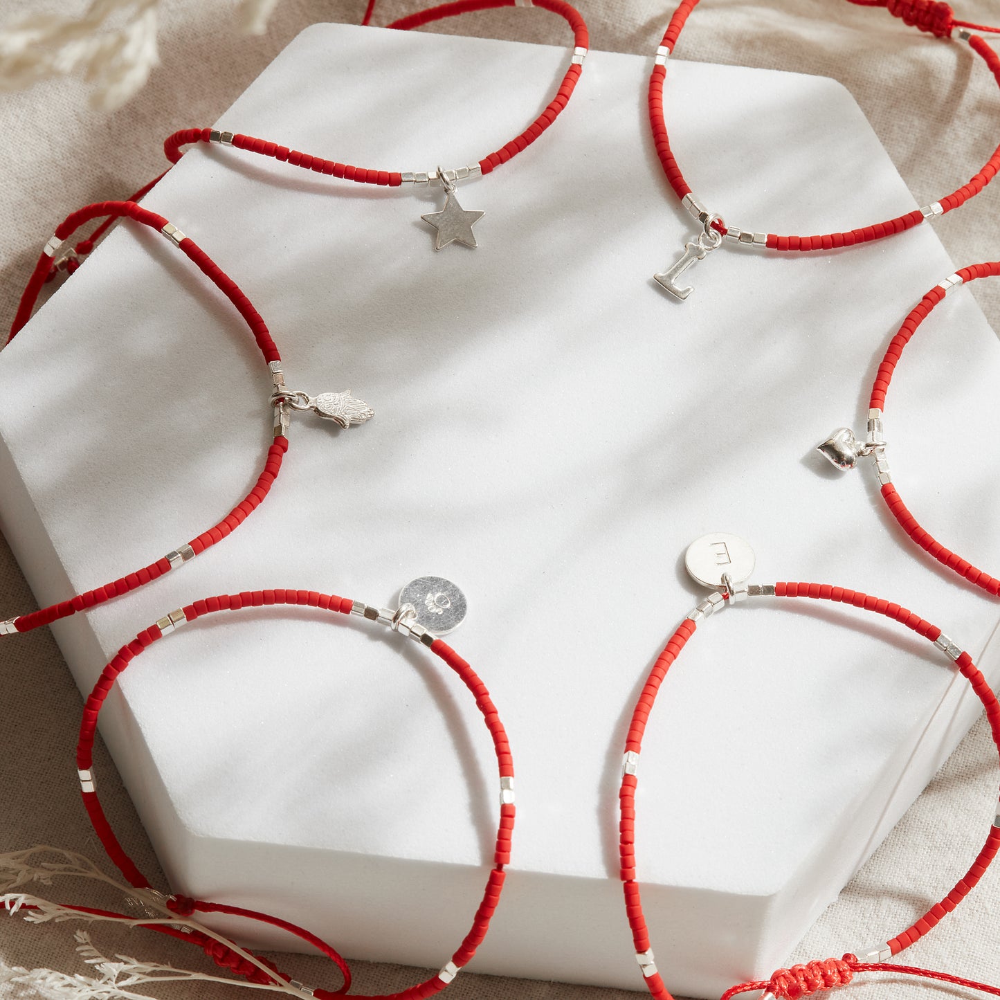 PULSERA ROJA AJUSTABLE INICIAL FORMA