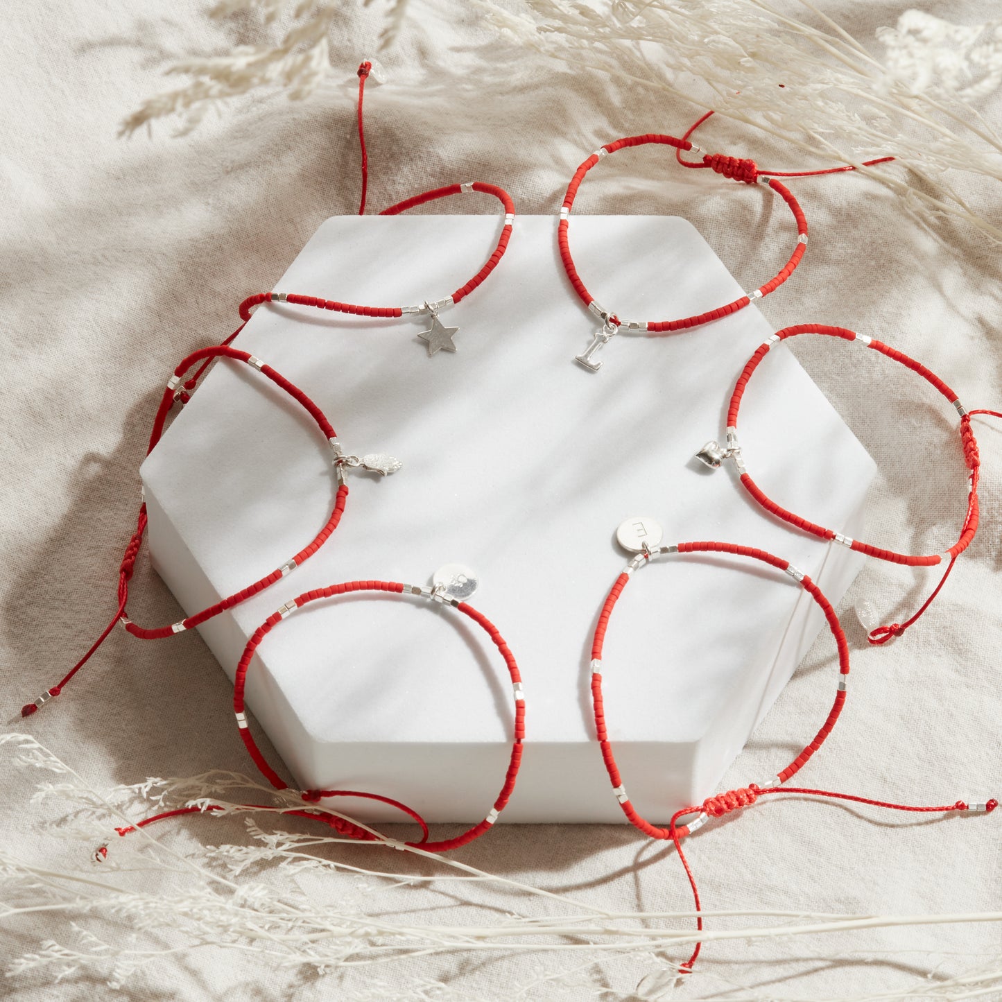 PULSERA ROJA AJUSTABLE DIJE A ELECCIÓN