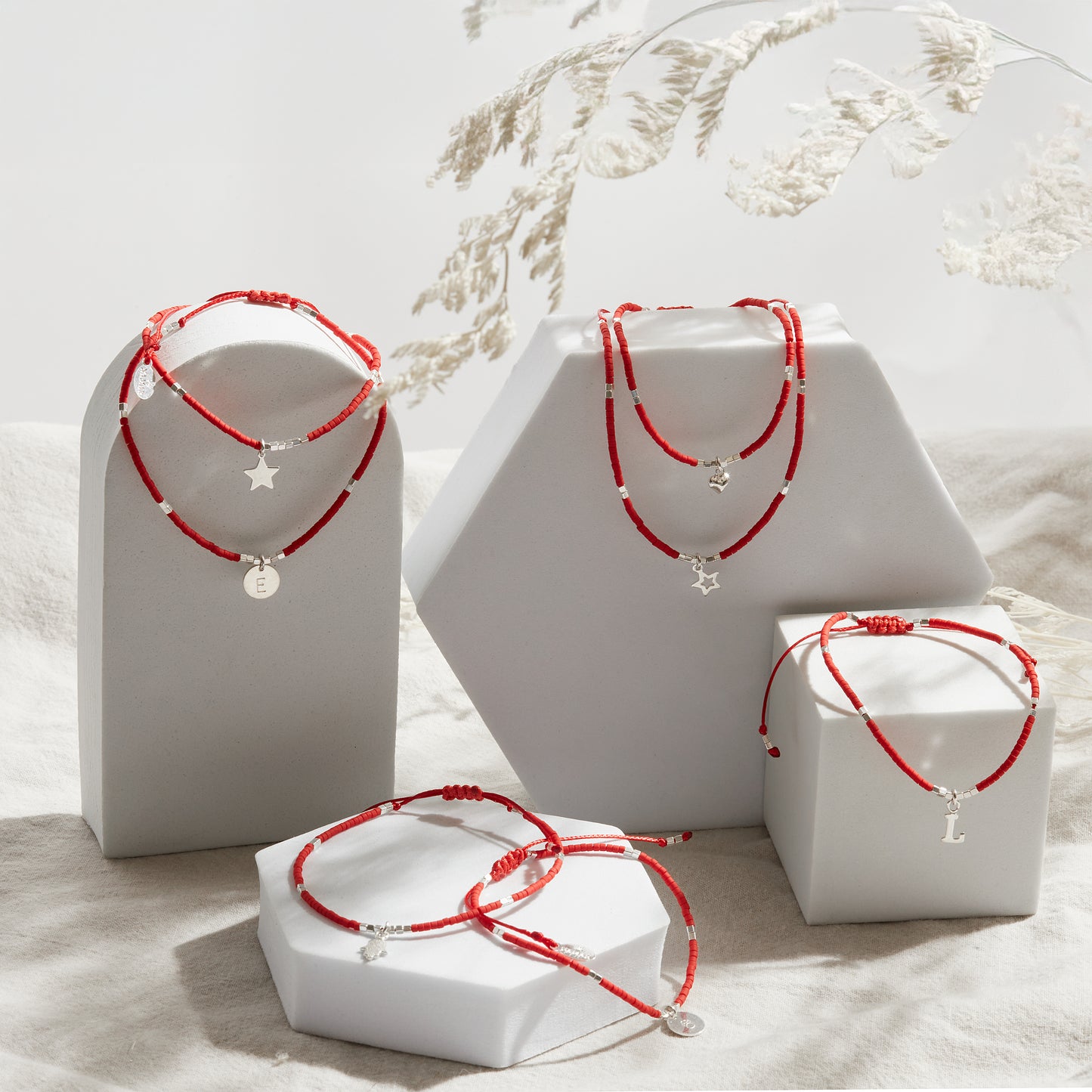 PULSERA ROJA AJUSTABLE INICIAL FORMA