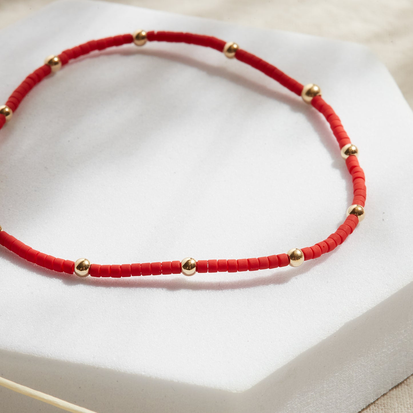 PULSERA ROJA ELASTICADA GOLDFILLED
