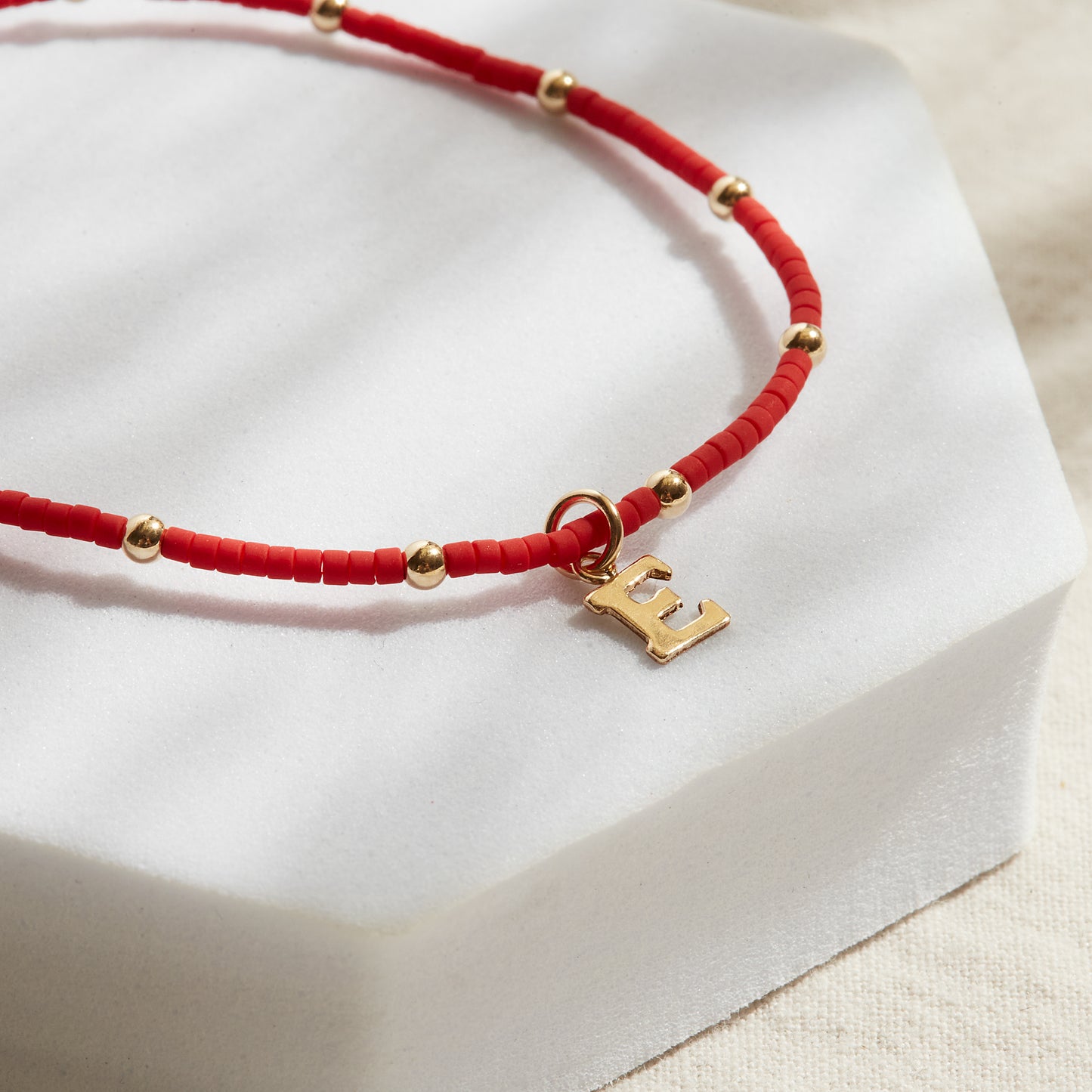 PULSERA ROJA ELASTICADA GOLDFILLED CON INICIAL