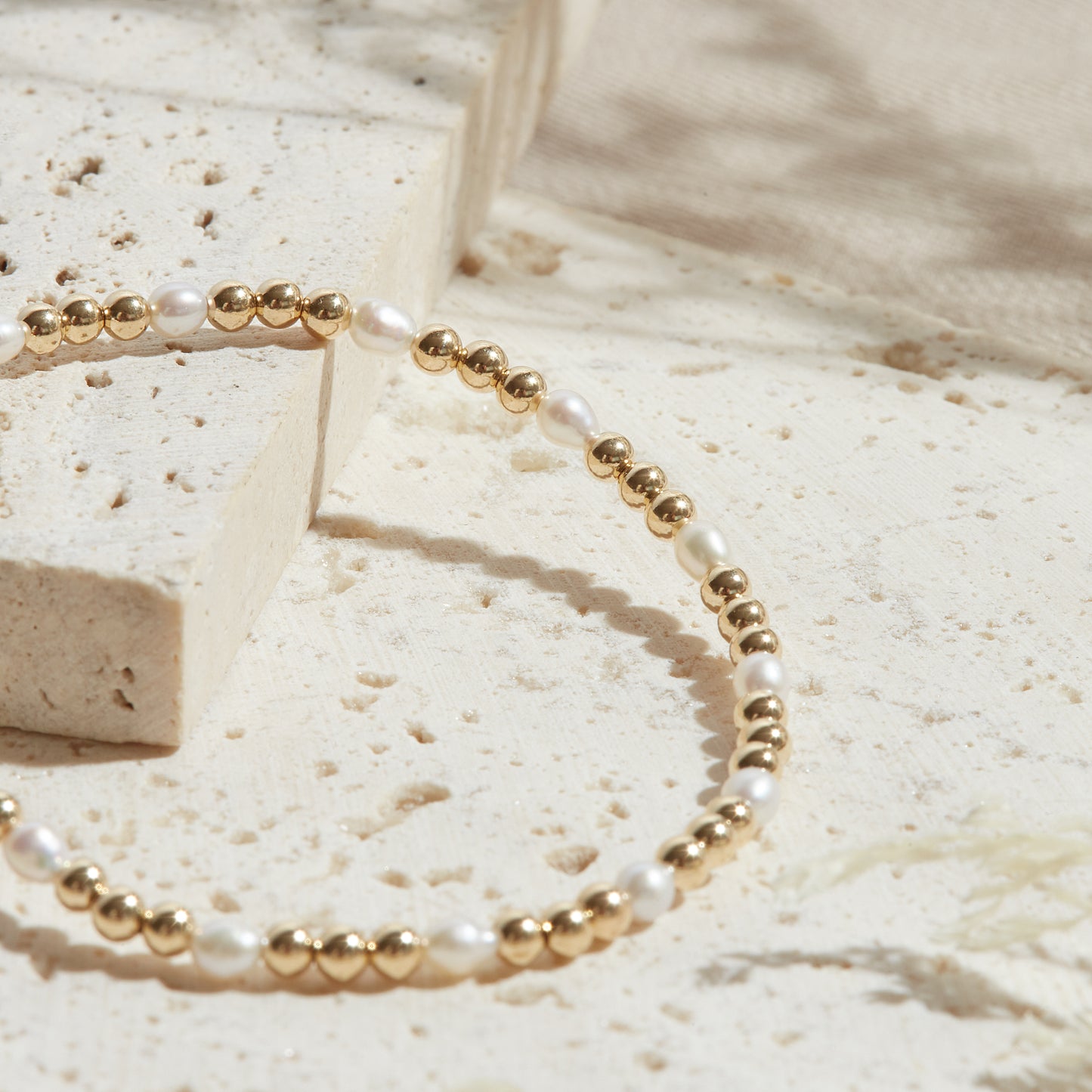 PULSERA FIJI — GOLDFILLED Y PIEDRAS SEMIPRECIOSAS