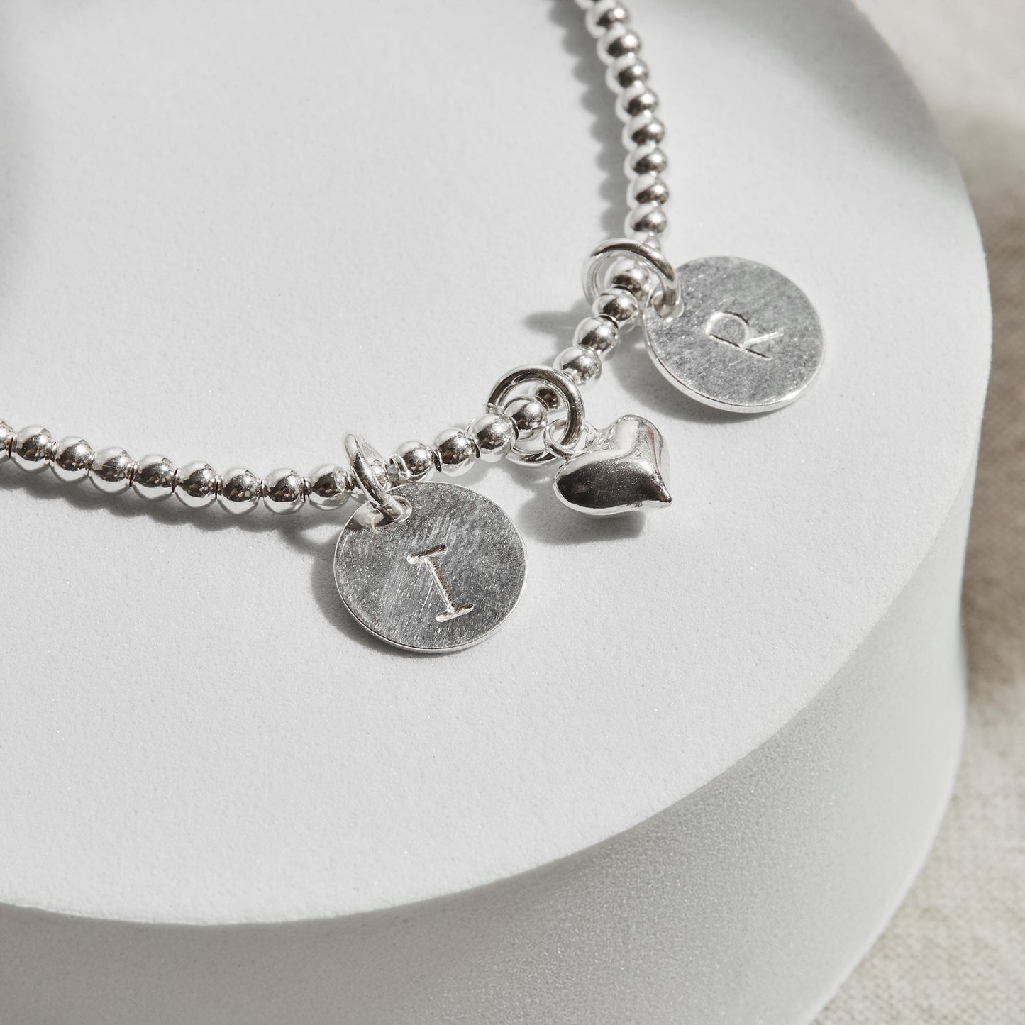 PULSERA BOLITA PLATA 950 INICIAL PLAQUITA