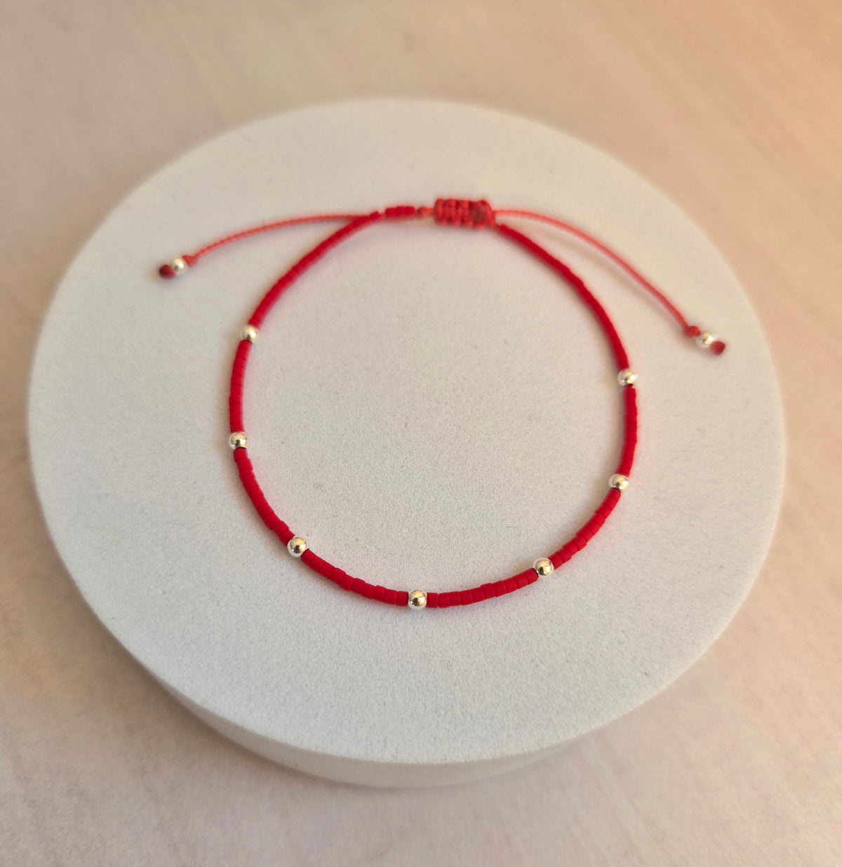 PULSERA ROJA AJUSTABLE SIETE