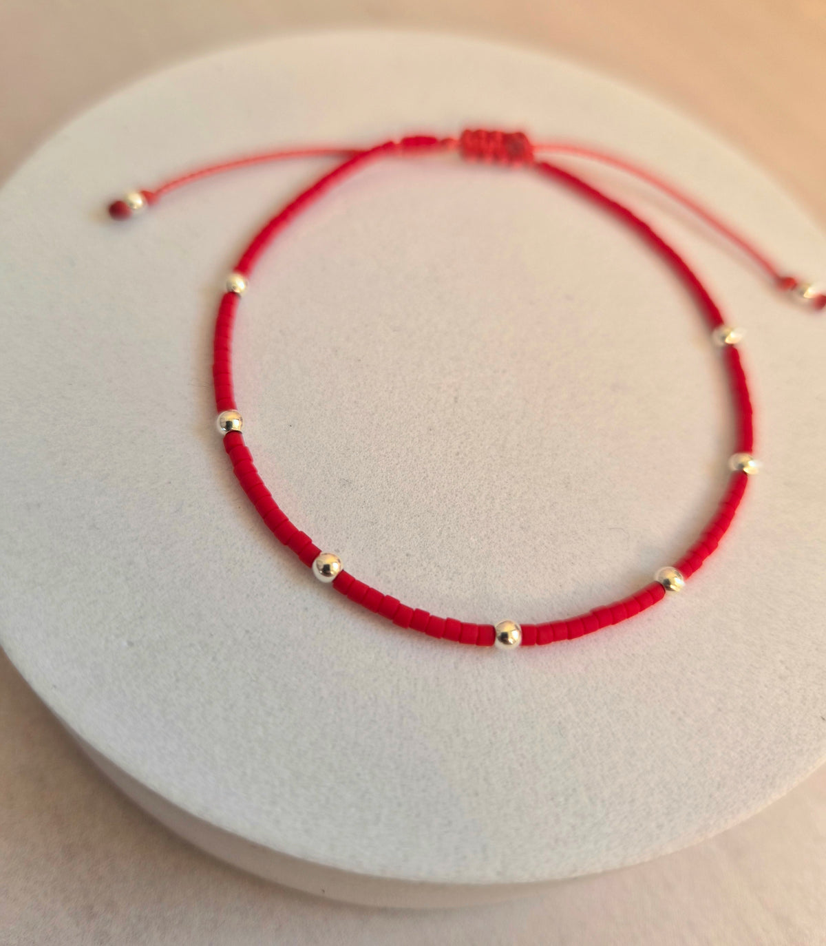 PULSERA ROJA AJUSTABLE SIETE