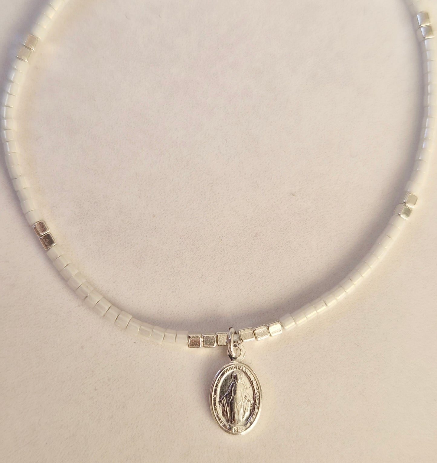 PULSERA BLANCA AJUSTABLE VÍRGEN DE LOS RAYOS