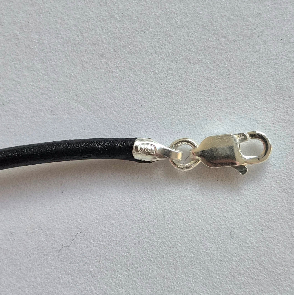 COLLAR CUERO NEGRO O CAFÉ CON TERMINALES DE PLATA