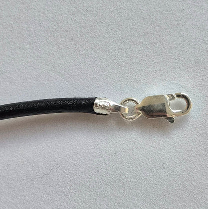 COLLAR CUERO NEGRO O CAFÉ CON TERMINALES DE PLATA