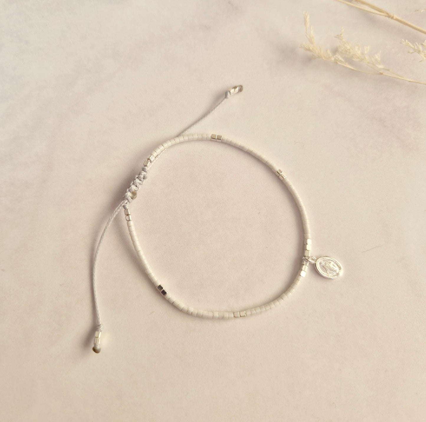 PULSERA BLANCA AJUSTABLE VÍRGEN DE LOS RAYOS