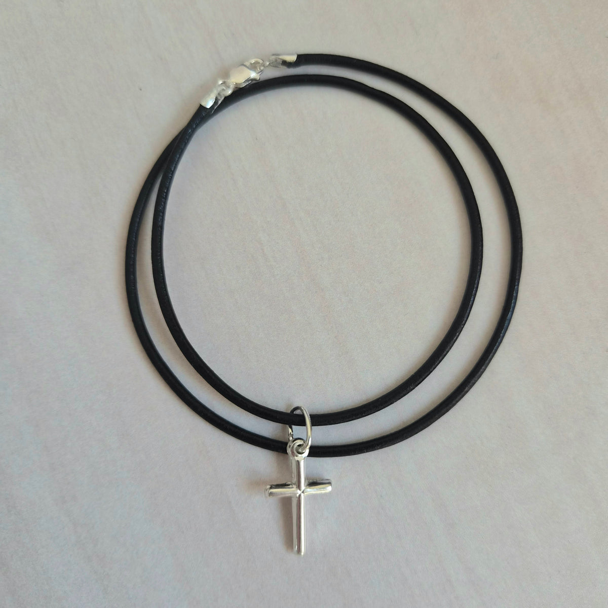 COLLAR CUERO NEGRO O CAFÉ CON TERMINALES DE PLATA