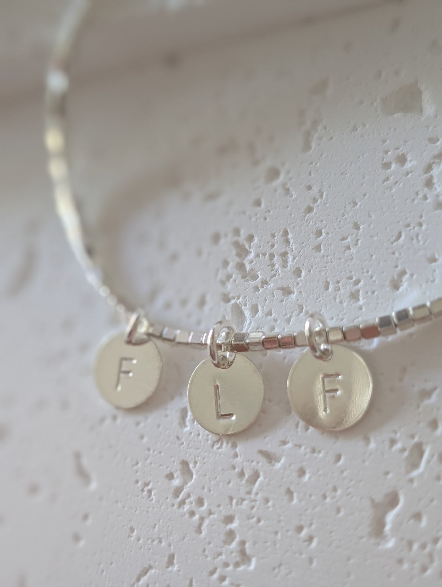 PULSERA CUADRADITA PLATA 950 INICIAL PLAQUITA