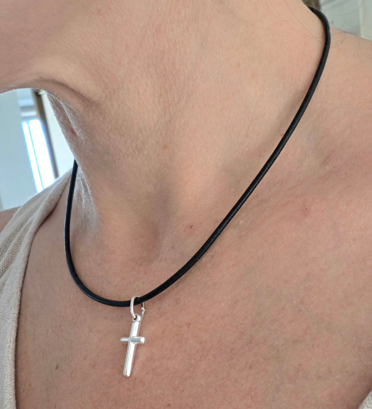 COLLAR CUERO NEGRO O CAFÉ CON TERMINALES DE PLATA