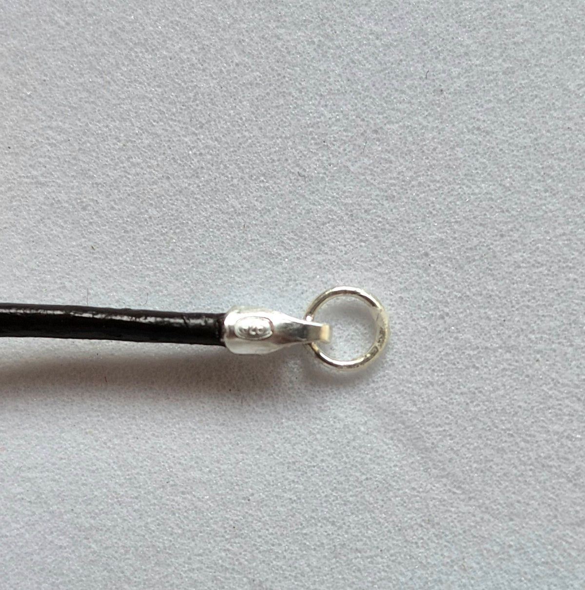 COLLAR CUERO NEGRO O CAFÉ CON TERMINALES DE PLATA