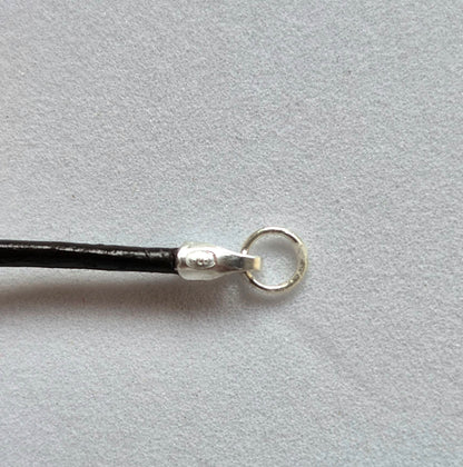 COLLAR CUERO NEGRO O CAFÉ CON TERMINALES DE PLATA