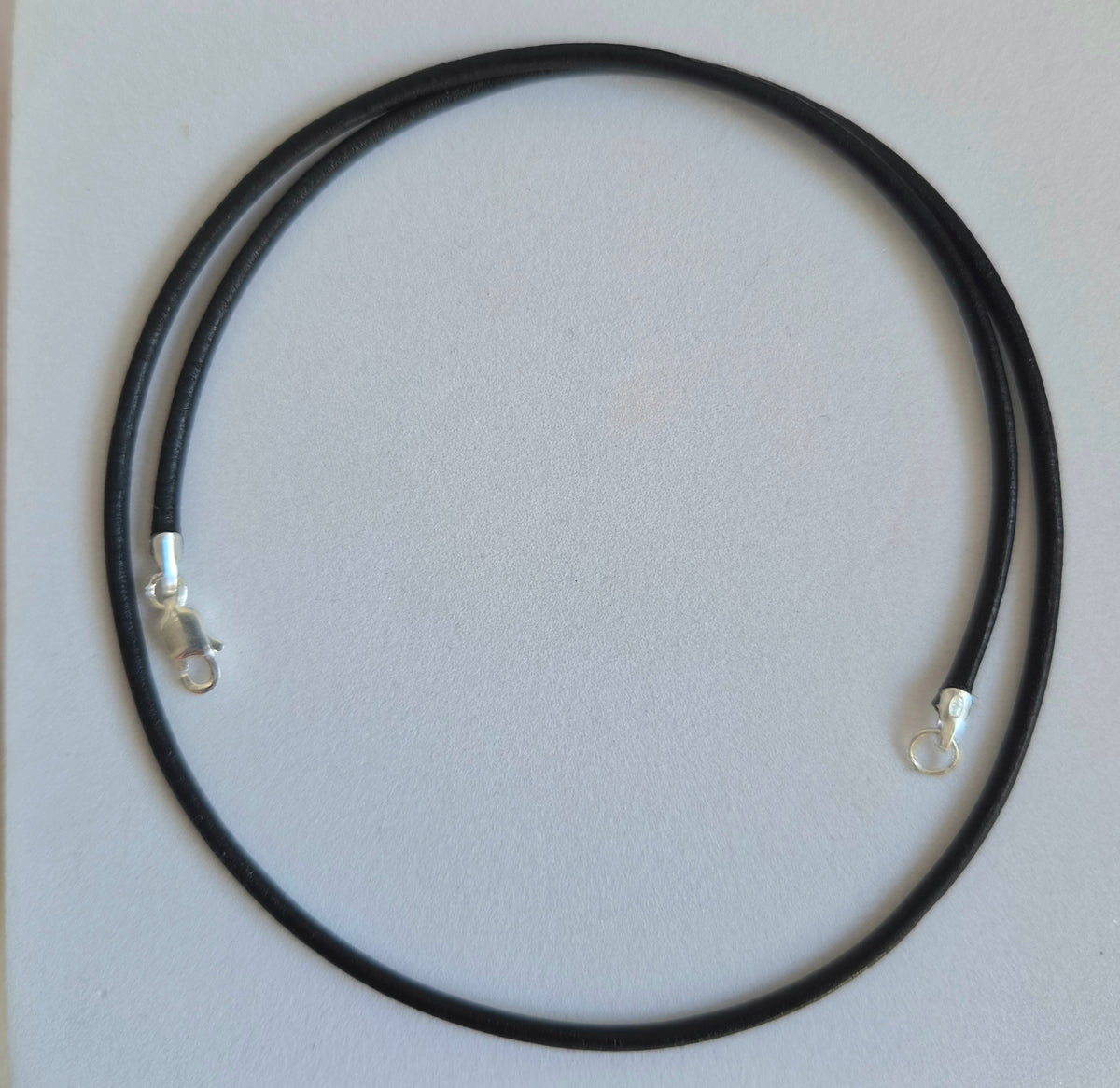 COLLAR CUERO NEGRO O CAFÉ CON TERMINALES DE PLATA