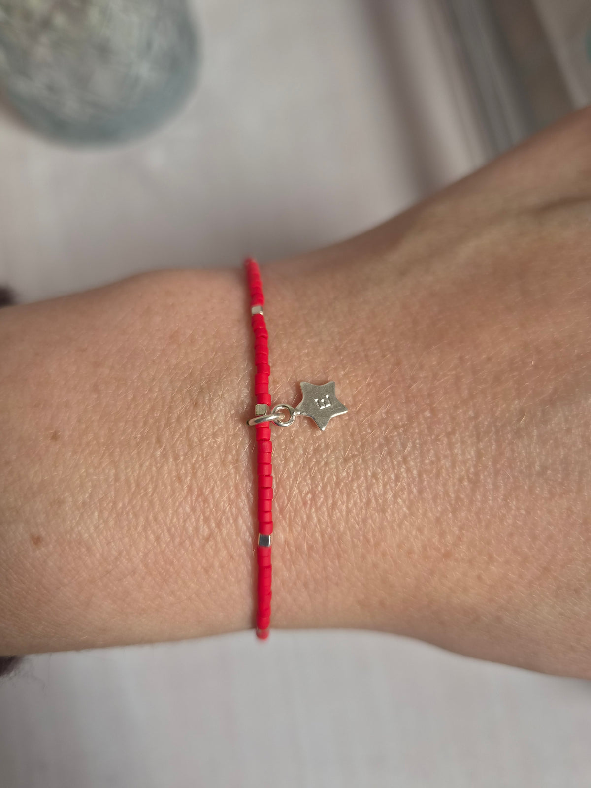 PULSERA ROJA ELASTICADA PLATA INICIAL ESTRELLA