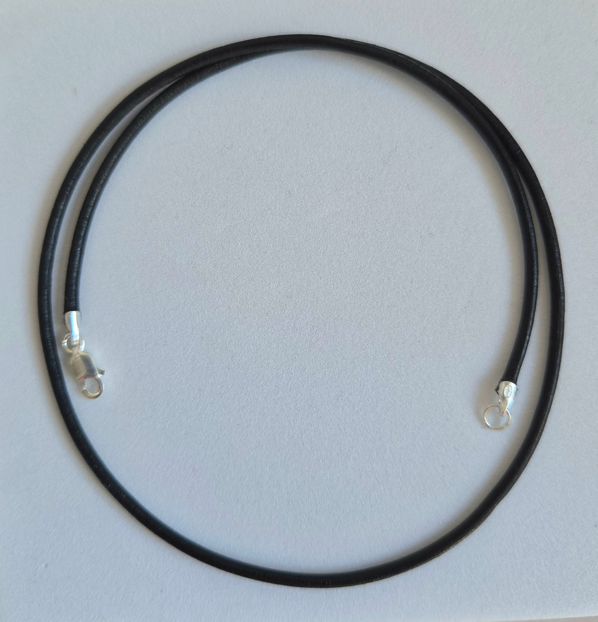 COLLAR CUERO NEGRO O CAFÉ CON TERMINALES DE PLATA
