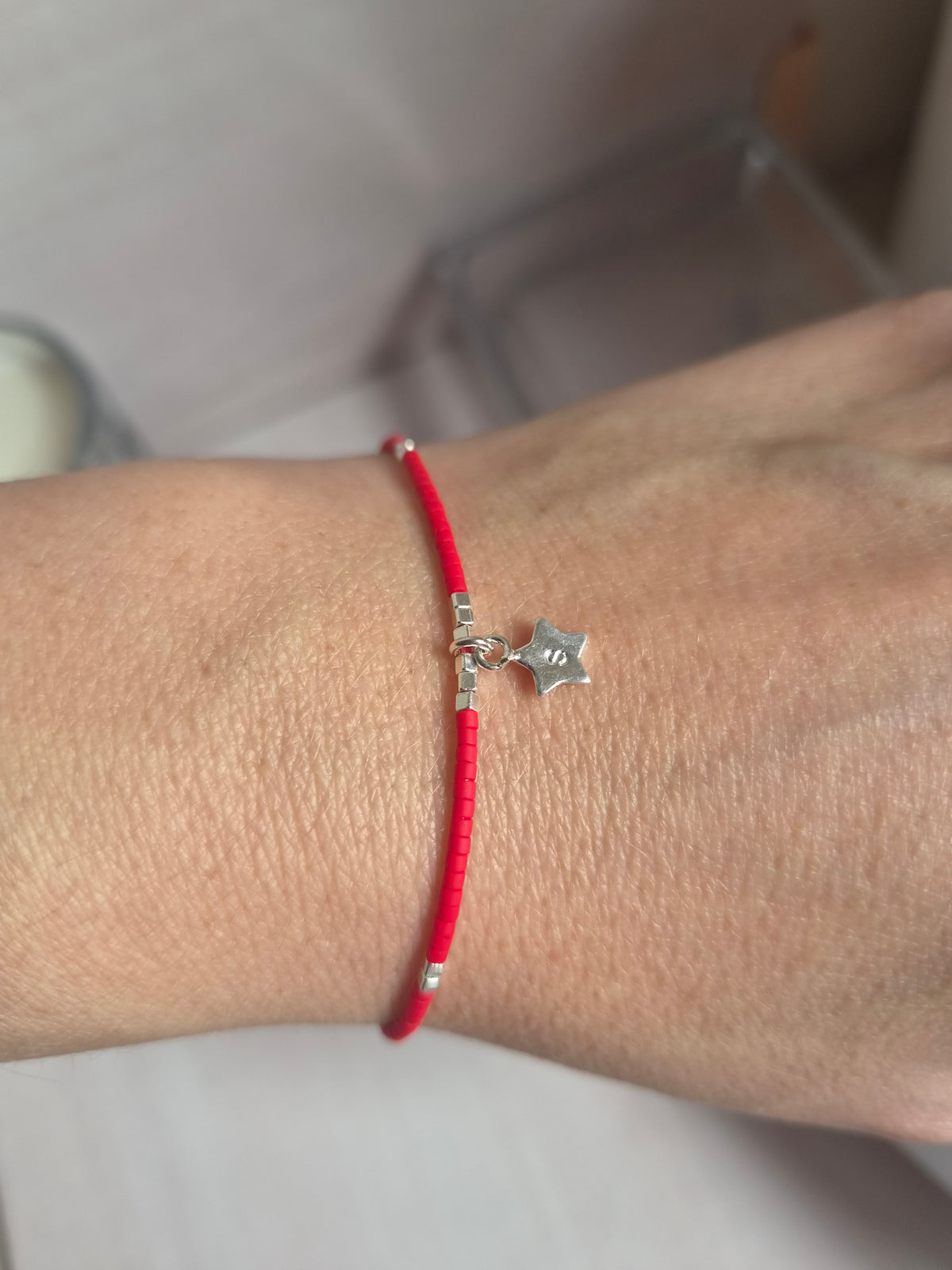 PULSERA ROJA AJUSTABLE INICIAL ESTRELLA