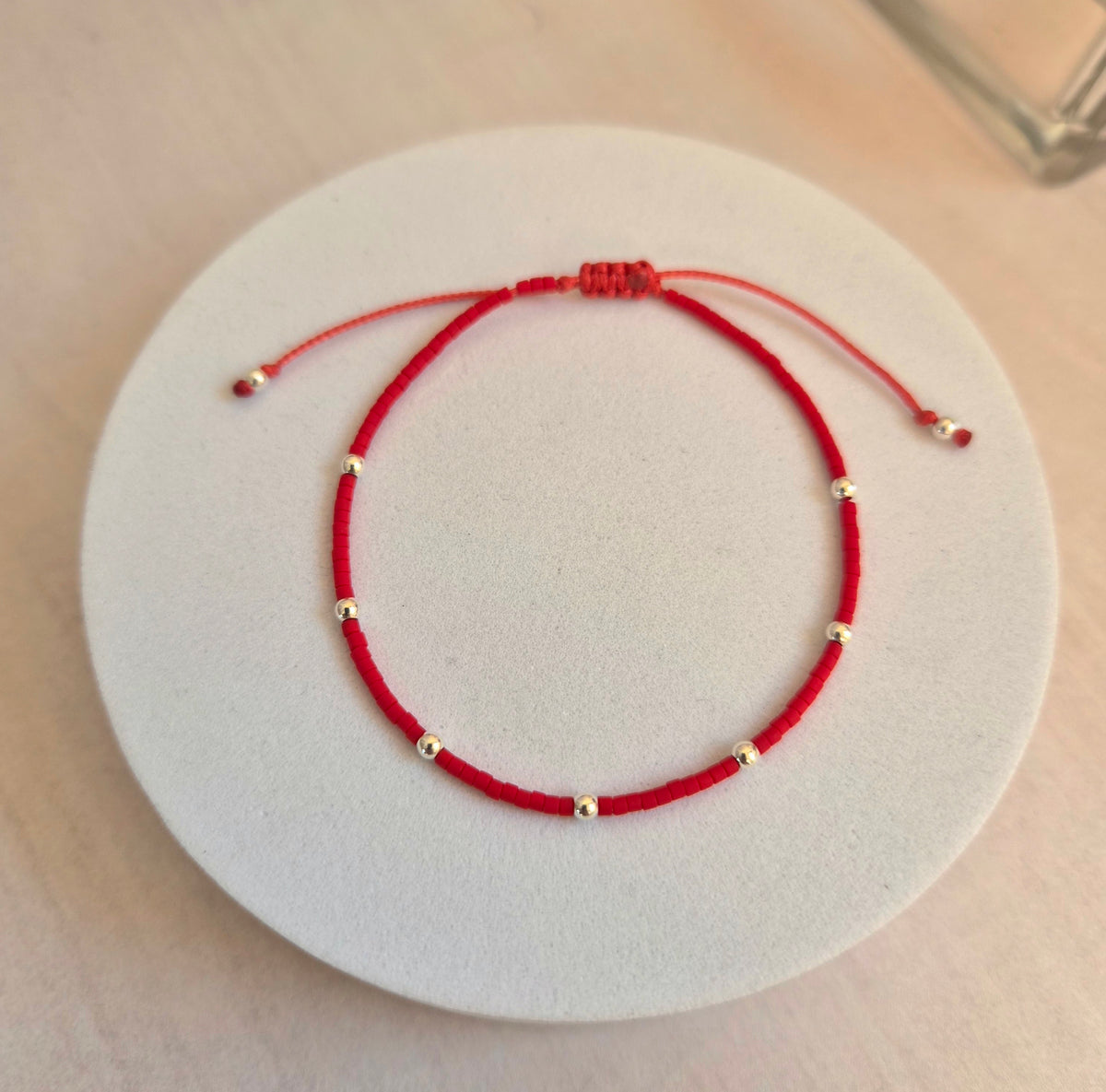 PULSERA ROJA AJUSTABLE SIETE