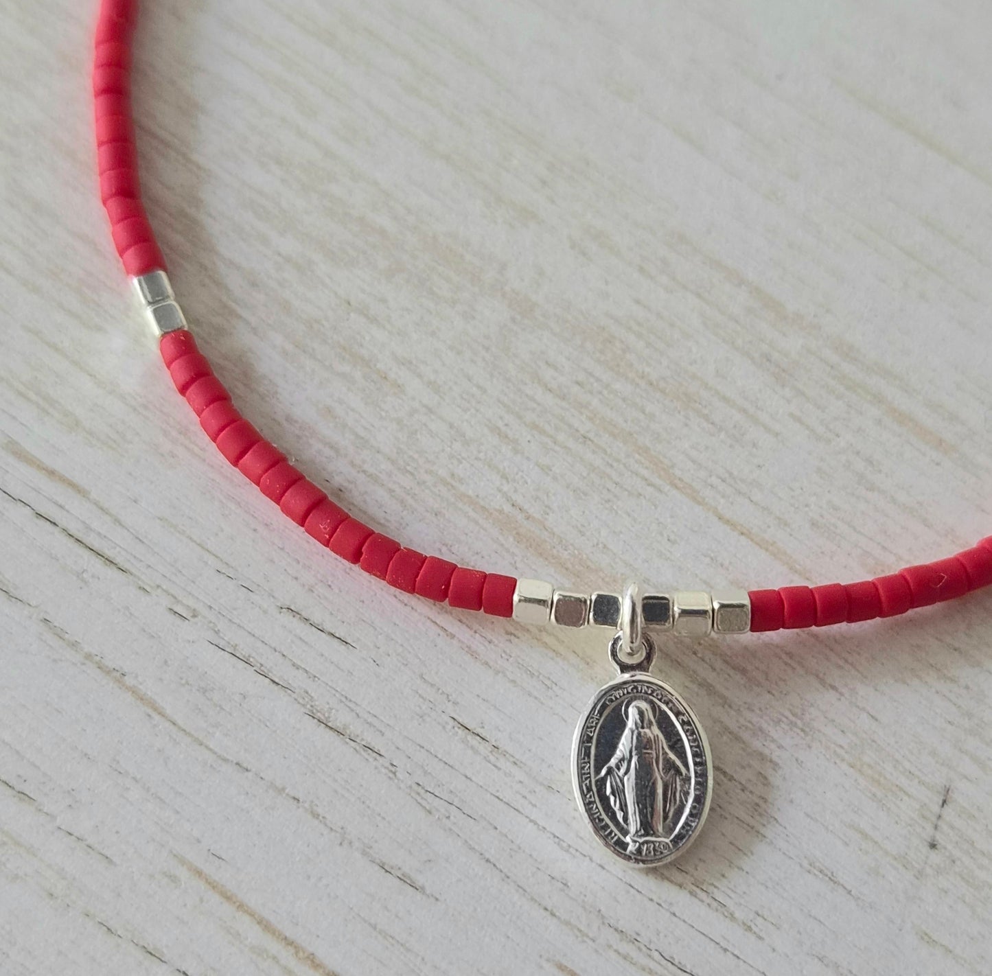 PULSERA ROJA AJUSTABLE VIRGEN DE LOS RAYOS