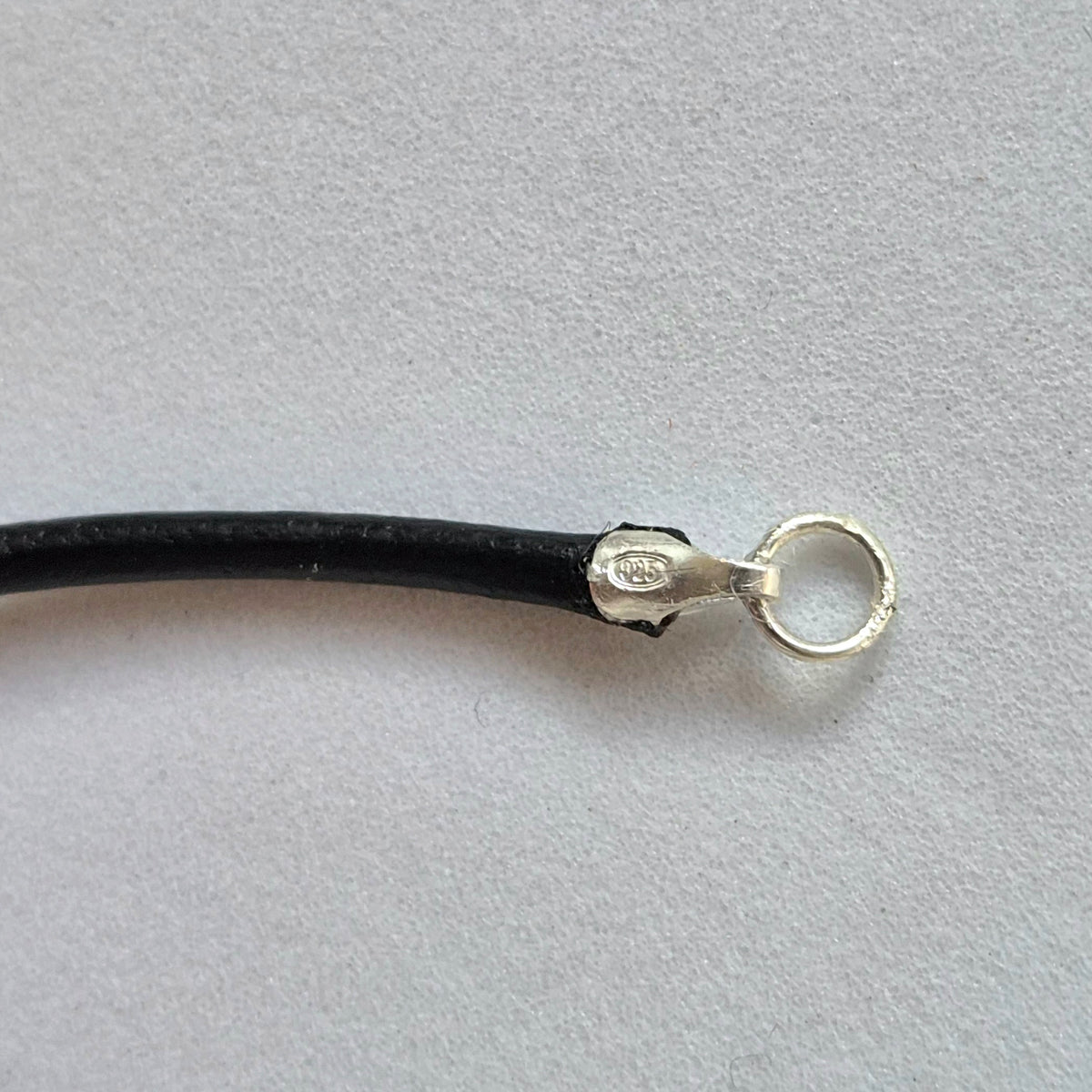COLLAR CUERO NEGRO O CAFÉ CON TERMINALES DE PLATA
